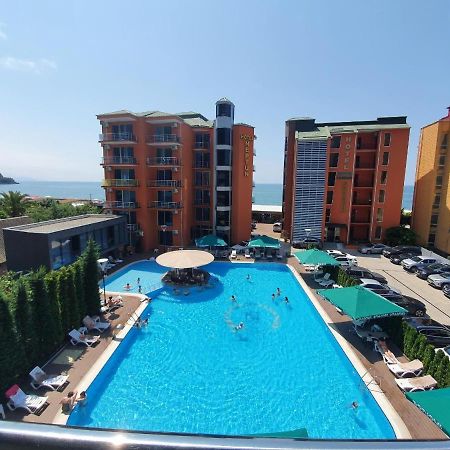 Hotel Neptun Квариати Екстериор снимка