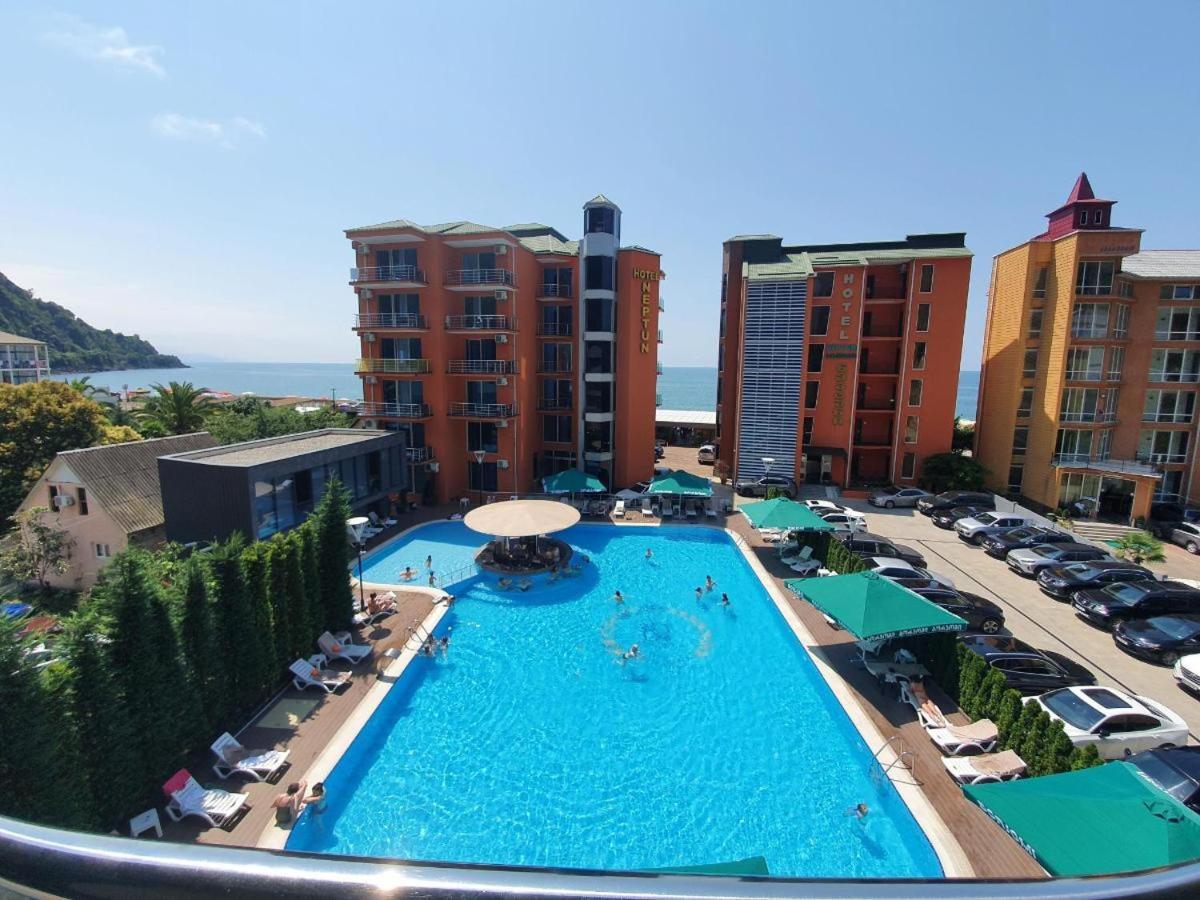 Hotel Neptun Квариати Екстериор снимка